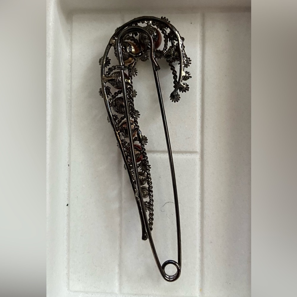 Black Metal and Multi-Color Faux Pearl, Brooch/Scarf Pin. - Picture 2 of 3